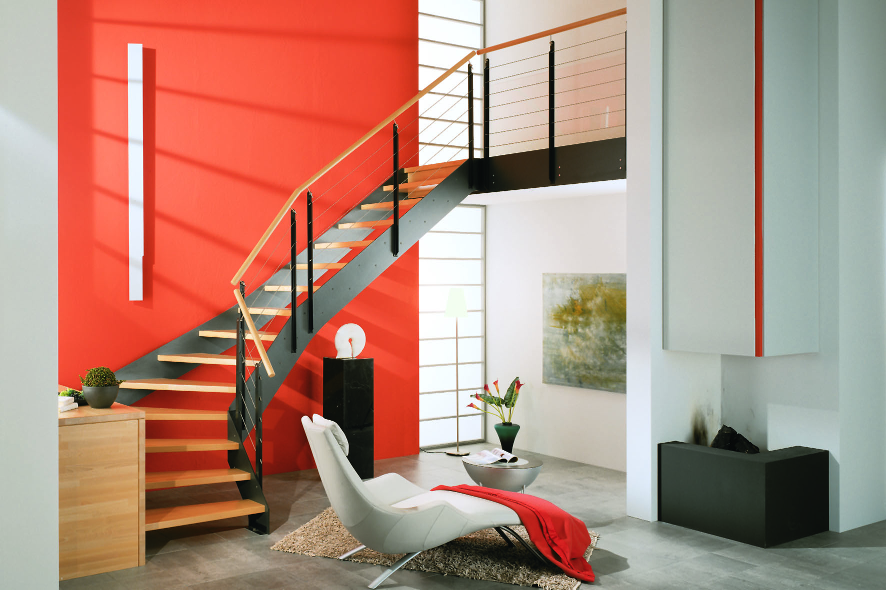 Gewendelte Treppe vor roter Wand
